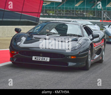 Jaguar XJ 220, XJ 220, Silverstone Classic, Juli 2017, Silverstone, Chris McEvoy, Rundstrecke, Cjm - Fotografie, klassische Rennwagen, Wettbewerb, Hi Stockfoto