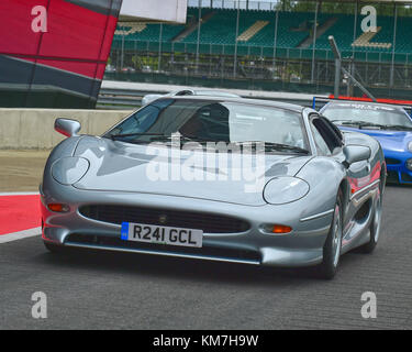 Jaguar XJ 220, XJ 220, Silverstone Classic, Juli 2017, Silverstone, Chris McEvoy, Rundstrecke, Cjm - Fotografie, klassische Rennwagen, Wettbewerb, Hi Stockfoto