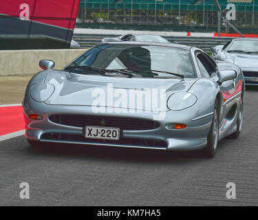 Jaguar XJ 220, XJ 220, Silverstone Classic, Juli 2017, Silverstone, Chris McEvoy, Rundstrecke, Cjm - Fotografie, klassische Rennwagen, Wettbewerb, Hi Stockfoto