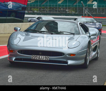 Jaguar XJ 220, XJ 220, Silverstone Classic, Juli 2017, Silverstone, Chris McEvoy, Rundstrecke, Cjm - Fotografie, klassische Rennwagen, Wettbewerb, Hi Stockfoto