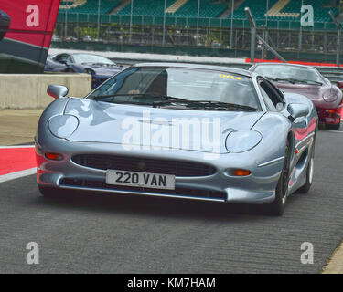 Jaguar XJ 220, XJ 220, Silverstone Classic, Juli 2017, Silverstone, Chris McEvoy, Rundstrecke, Cjm - Fotografie, klassische Rennwagen, Wettbewerb, Hi Stockfoto