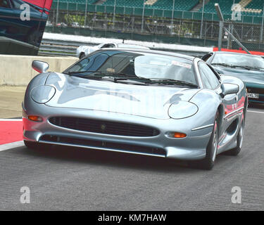 Jaguar XJ 220, XJ 220, Silverstone Classic, Juli 2017, Silverstone, Chris McEvoy, Rundstrecke, Cjm - Fotografie, klassische Rennwagen, Wettbewerb, Hi Stockfoto