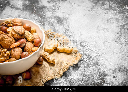 Verschiedene Nüsse in einer Schüssel. Auf rustikalen Hintergrund. Stockfoto