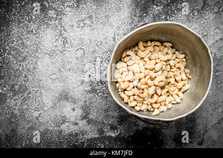 Cashewkerne in der alten Eimer. Auf rustikalen Hintergrund. Stockfoto