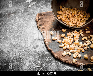 Cashewkerne in der alten Eimer. Auf rustikalen Hintergrund. Stockfoto