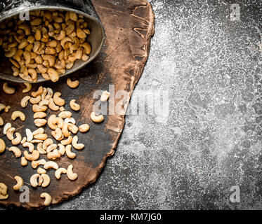 Cashewkerne in der alten Eimer. Auf rustikalen Hintergrund. Stockfoto