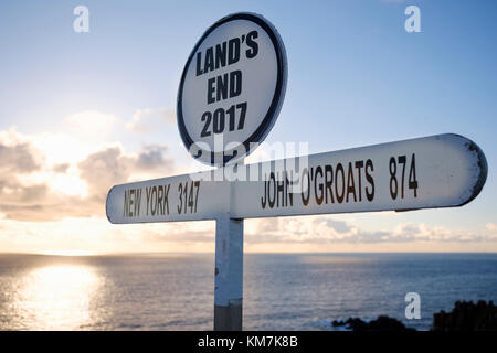 Land's End Wegweiser, Land's End Wegweiser, Land's End, Cornwall, England, Großbritannien Stockfoto