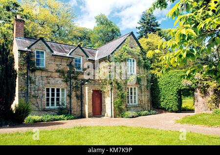 Rose Cottage in den Gärten des Herrenhauses im palladianischen Stil des 18. Jh. von Florence Court in der Nähe von Enniskillen, Nordirland Stockfoto