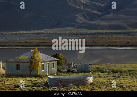 Alte gewellte Stahl Bauernhaus und kleinen See in der Nähe von El Chalten, Patagonien, Argentinien, Südamerika Stockfoto