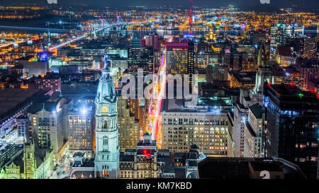 Antenne philadelphia Stadtbild bei Nacht mit dem Rathausturm im Vordergrund und Ben Franklin Brücke auf dem Delaware River in der Rückseite Stockfoto