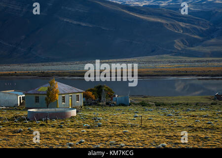 Alte gewellte Stahl Bauernhaus und kleinen See in der Nähe von El Chalten, Patagonien, Argentinien, Südamerika Stockfoto