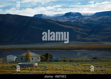 Alte gewellte Stahl Bauernhaus und kleinen See in der Nähe von El Chalten, Patagonien, Argentinien, Südamerika Stockfoto