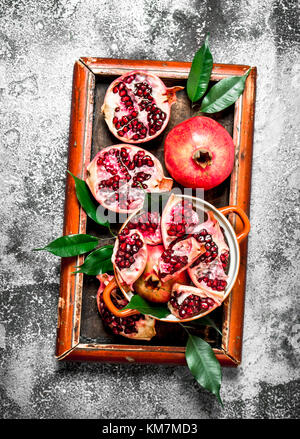 Frische Granatäpfel in das alte Fach. Auf rustikalen Hintergrund. Stockfoto