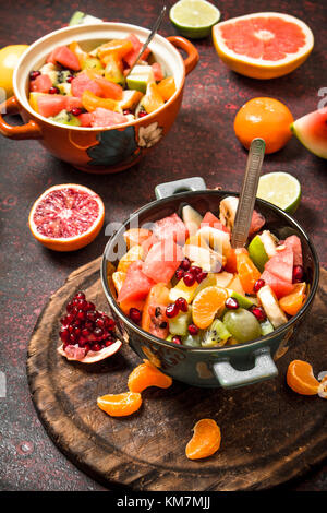 Im Sommer essen. tropischen Salat von exotischen Früchten. Auf rustikalen Hintergrund. Stockfoto