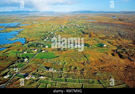 Typische Connemara-Landschaft mit felsigem Gelände, kleinen Randfarmen, Gezeitenbuchten und kleinen Seen. County Galway, West Irland Stockfoto