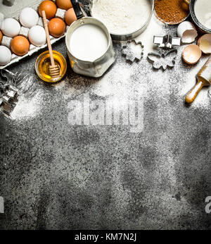 Backen Hintergrund. Eine Vielzahl von Zutaten zum Backen auf rustikalen Hintergrund. Stockfoto