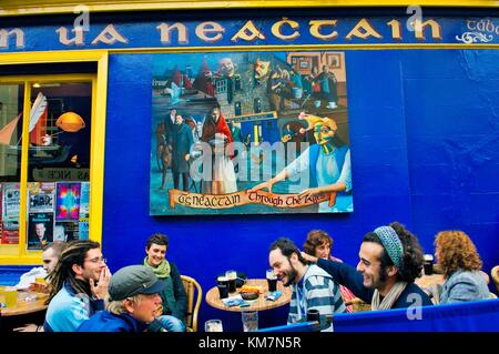 Die lebhafte Spanish Arch Bezirk von Galway City, Irland. Außen Tigh Neachtain (Naughton Pub) an der Quay Street. Stockfoto