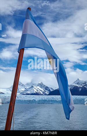 Argentinien Flagge auf touristische Boot, Lago Argentino und Perito Moreno Gletscher, Parque Nacional Los Glaciares (World Heritage Area), Patagonien, Argentinien, Stockfoto