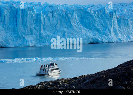Touristenboot und Perito Moreno Gletscher, Parque Nacional Los Glaciares (World Heritage Area), Patagonien, Argentinien, Südamerika