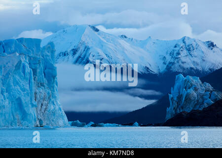 Terminal Gesicht des Gletschers Perito Moreno, und der Lago Argentino, Parque Nacional Los Glaciares (World Heritage Area), Patagonien, Argentinien, Südamerika Stockfoto