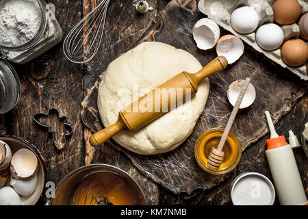 Teig Hintergrund. frischen Teig mit verschiedenen Zutaten auf einem Holztisch. Stockfoto