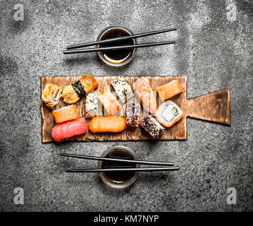 Japanisches Essen. frische Brötchen mit Fisch- und Sojasauce. Auf rustikalen Hintergrund. Stockfoto