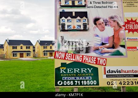 Neu errichtete freistehende Einfamilienhäuser in der Wohnsiedlung Entwicklung im Dorf Abbeydorn, County Kerry, Irland. Für den Verkauf. Stockfoto