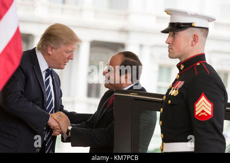 Präsident Donald Trump begrüßt ägyptischen Präsidenten Abdel Fattah el-Sisi, Montag, 3. April 2017, Eingang im Westflügel des Weißen Hauses in Washington, D.C. Stockfoto
