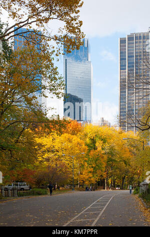 New York City, USA - 11.11.2011: Manhattan Gebäude hinter der gelben Bäume aus dem Central Park im Herbst Stockfoto