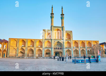 YAZD, IRAN - 17. OKTOBER 2017: Amir Chakhmaq Komplex ist die wichtigste Sehenswürdigkeit der Stadt, am 17. Oktober in Yazd Stockfoto