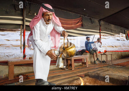 Erleben Sie die Beduinen leben und Gastfreundschaft in Wadi Rum, Jordanien Stockfoto