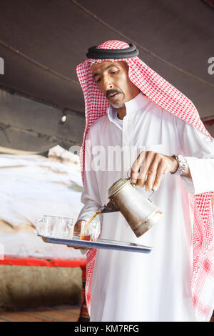 Erleben Sie die Beduinen leben und Gastfreundschaft in Wadi Rum, Jordanien Stockfoto