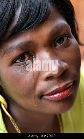 Afrikanische Frau, die weint Stockfoto