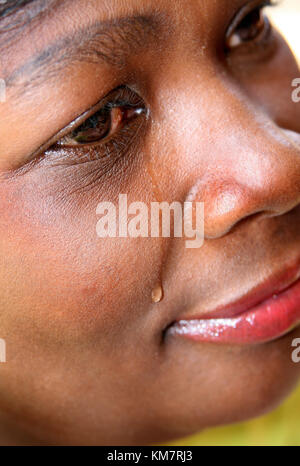 Afrikanische Frau, die weint Stockfoto
