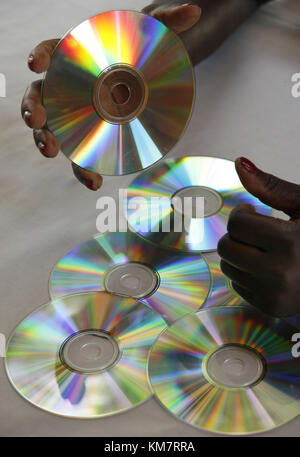 Afrikanerin Umgang mit CD Stockfoto