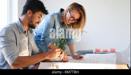 Mitarbeiter am Projekt zusammen arbeiten im Büro Stockfoto