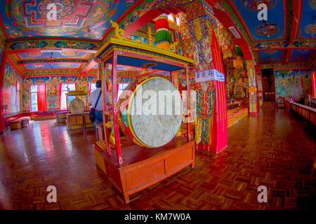 Pokhara, Nepal - Oktober 06, 2017: Schöne innen Ansicht der Hall der Pema ts al Sakya Monastische Institut, dass es wurde gegründet, um junge tibetische buddhistische Mönche mit allen, die die alten traditionellen monastischen und moderne Ausbildung in Nepal bieten kann. Stockfoto