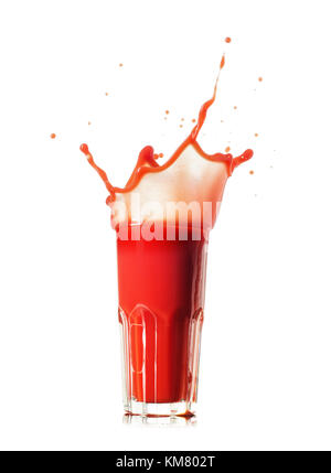 Tomatensaft splash um großartige Wellen und dropsisolated auf weißem Hintergrund. Stockfoto