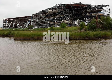 Hurricane Harvey großen Wind Beschädigung und Zerstörung zu Stahl boot Lagergebäude in Rockport, Texas, USA Stockfoto