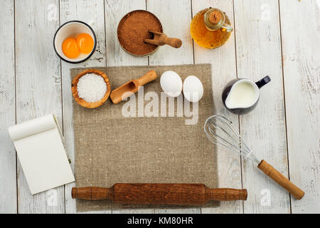 Backen Zutaten für einen Schokoladenkuchen oder Schokoladenkuchen auf einem rustikalen Holzmöbeln Hintergrund Stockfoto