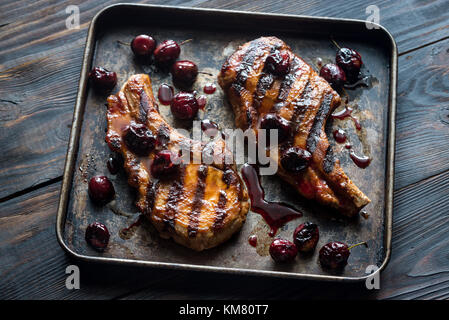 Gegrillte Schweinerippchen auf das Fach Stockfoto