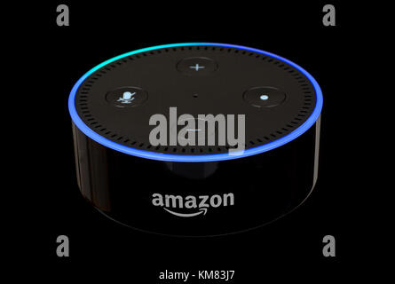 PETERSBURG, ILLINOIS/USA, 3. DEZEMBER 2017: Amazon Echo dot, ein sprachgesteuertes Gerät mit Freisprechfunktion, das mit dem Alexa-Sprachdienst verbunden ist, isoliert auf Stockfoto