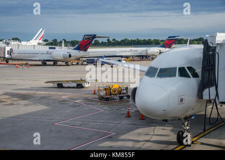Dem Flugzeug am Gate, vom internationalen Flughafen Philadelphia, Philadelphia, PA, United States Stockfoto