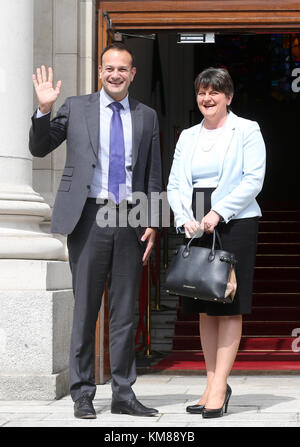 16.06.2017, Leo Varadkar und Arlene fördern. Abgebildet auf die Schritte der Regierung Gebäude in Dublin heute der neu gewählte Premierminister Leo Varadkar Treffen mit DUP-Chef Arlene vor ihrer Sitzung heute Morgen fördern. Foto: sam Boal/rollingnews.ie Stockfoto