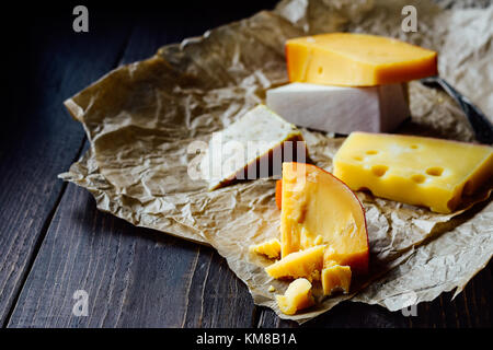 Stücke von verschiedenen Holland Hartkäse auf Papier Stockfoto