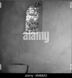 Lekaryds Church in Lekaryd, Schweden, ist eine mittelalterliche Steinkirche aus dem 15. Jahrhundert. Es verfügt über ein rechteckiges Kirchenschiff, eine gerade Chorwand und einen Turm fehlt. Zu den bemerkenswerten Elementen des Innenraums gehören eine Kanzel aus dem Jahr 1703 und ein Taufbecken, das Jonas FrÃ¶Ding 1948 erschuf. Die Kirche ist Teil der Pfarrei Alvesta in der Diözese VÃ¤xjÃ¶. Stockfoto