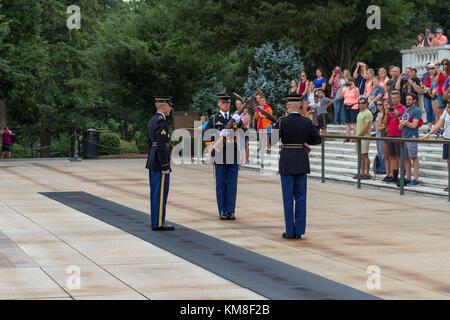 Wachwechsel Zeremonie, Grab des unbekannten Soldaten, den nationalen Friedhof von Arlington, Virginia, United States. Stockfoto
