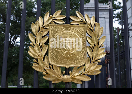 Die goldenen Kranz des auf der US Navy auf dem Denkmal Eingang (Schley Gates) zu den nationalen Friedhof von Arlington, Virginia, United States. Stockfoto