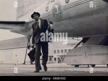 Lennart Nilsson war ein renommierter schwedischer Fotograf, der vor allem für seine Pionierarbeit in der medizinischen Fotografie bekannt war. Seine 1946 Fotografien nahmen mikroskopische Ansichten der menschlichen Biologie auf und revolutionierten die Wahrnehmung medizinischer Bilder. Stockfoto