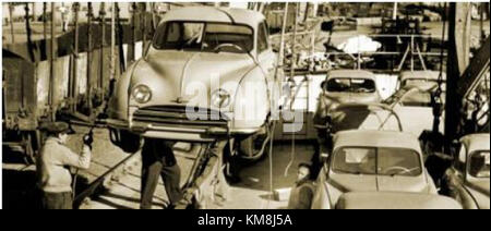 1954 wird in Stockholm eine Saab 92 geladen, was einen wichtigen Moment in der Geschichte der schwedischen Automobilentwicklung darstellt. Der Saab 92 war der erste von Saab produzierte Wagen, der in der Nachkriegszeit für sein innovatives Design und seine Aerodynamik bekannt war. Stockfoto
